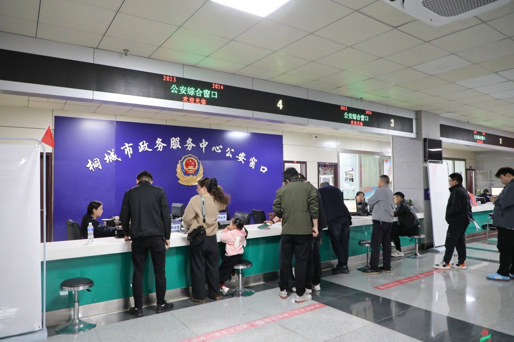圖為群眾辦事現(xiàn)場.JPG