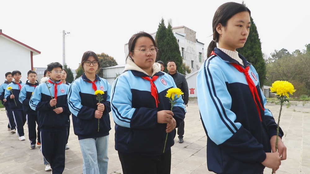 圖為參加活動的學(xué)生正在向革命烈士敬獻(xiàn)鮮花.jpg