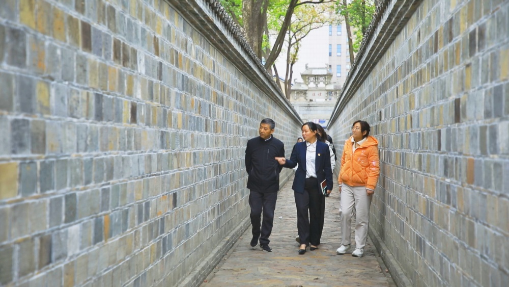 圖為喬麗娟（中）正在六尺巷中，借用六尺巷禮讓精神調(diào)解居民矛盾。.jpg