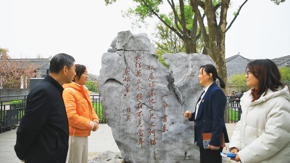 圖為喬麗娟（右二）正在讓墻詩(shī)太湖石前，借用六尺巷禮讓精神調(diào)解居民矛盾。.jpg