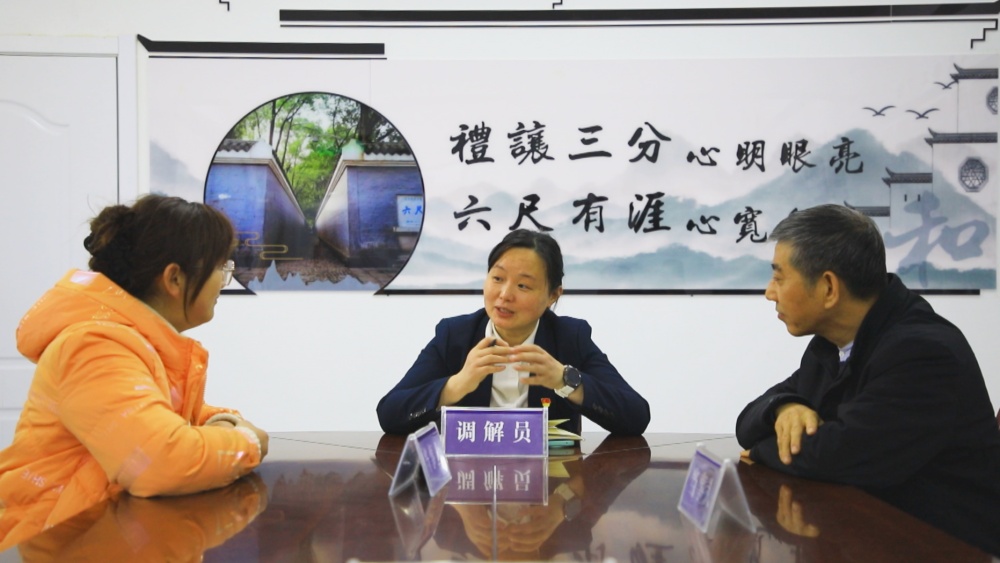 圖為喬麗娟（中）正在調(diào)解居民糾紛.jpg