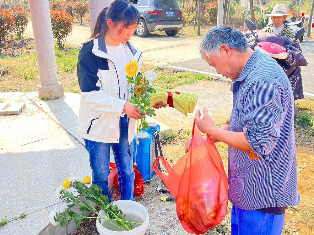 鮮花換取群眾手中的香紙祭祀用品_副本.png