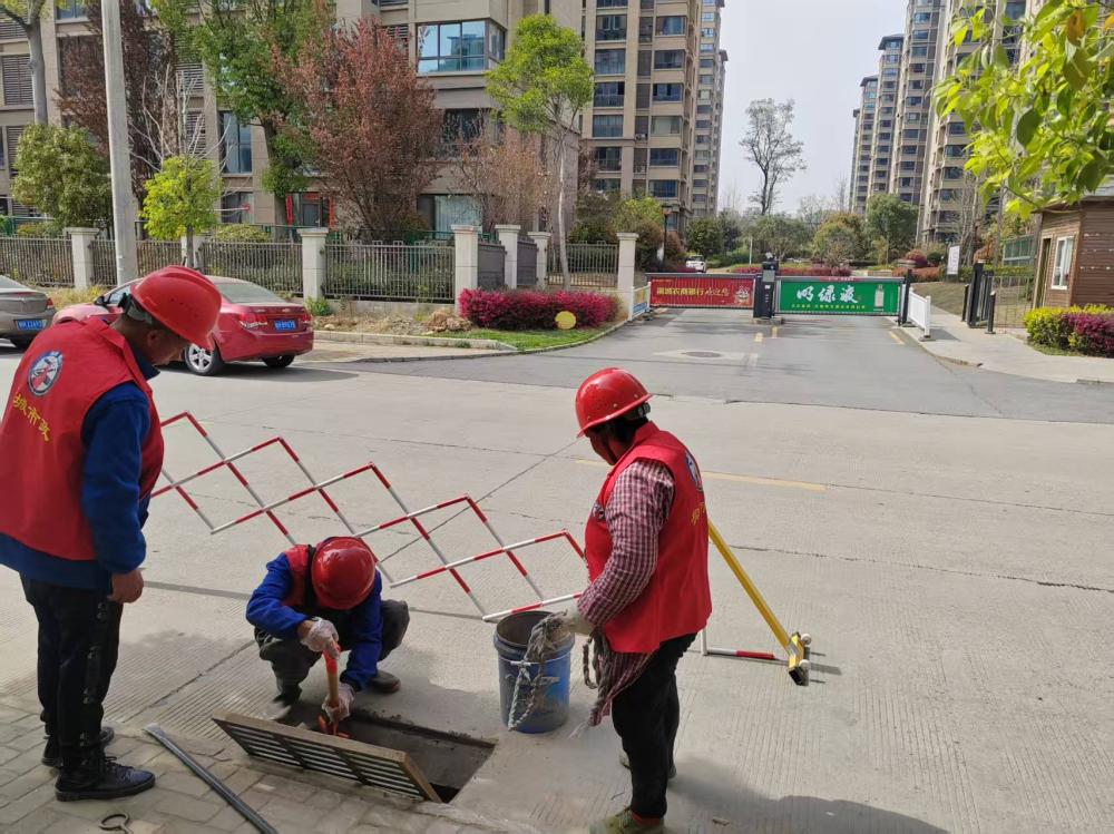 圖為市政工人清淤現(xiàn)場1(1).jpg