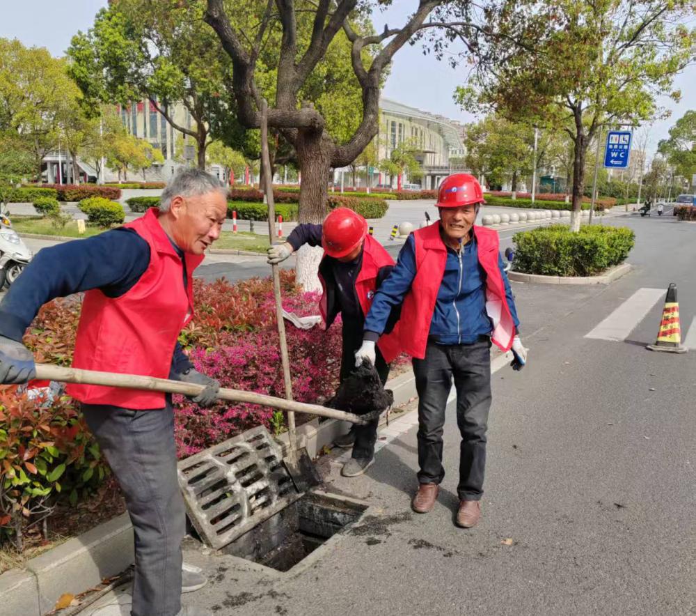 圖為市政工人清淤現(xiàn)場2(1).jpg