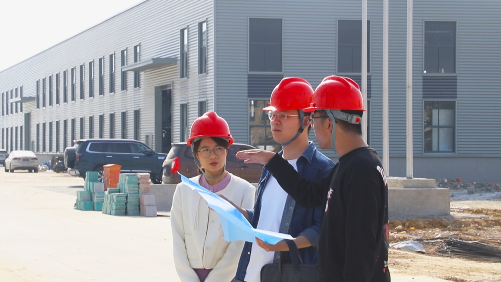 圖為范崗鎮(zhèn)工作人員正在企業(yè)走訪，幫助企業(yè)解決難題。.jpg