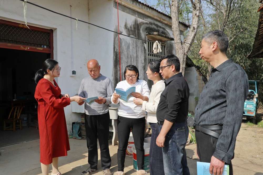 圖為政協(xié)委員向村民宣傳“宜居桐城”工作.JPG
