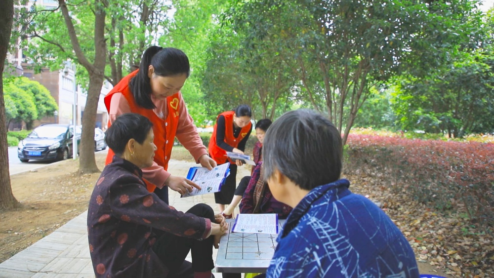 圖為工作人員正在為轄區(qū)老人宣傳國家安全知識.jpg