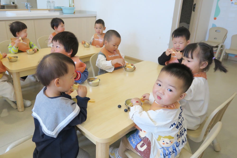 上午十點，小朋友們正在吃課間加餐的水果.jpg