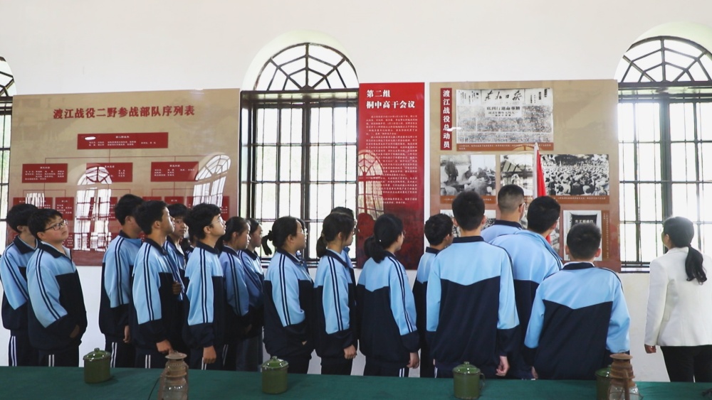 圖為學(xué)生們正在老師的帶領(lǐng)下參觀渡江戰(zhàn)役二野司令部舊址紀念館.jpg