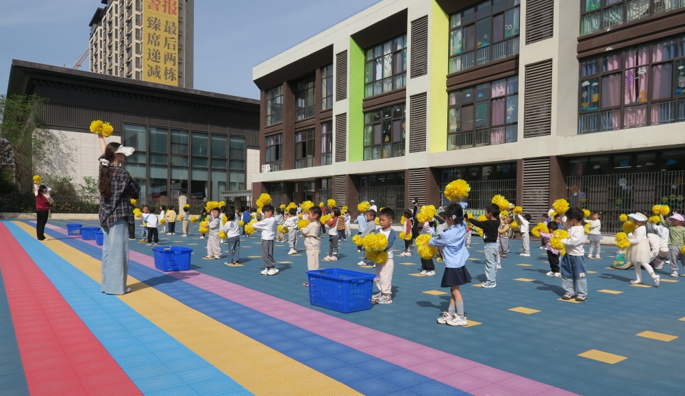文昌幼教集團園桐國府園的操場上小朋友們在做早操1.JPG
