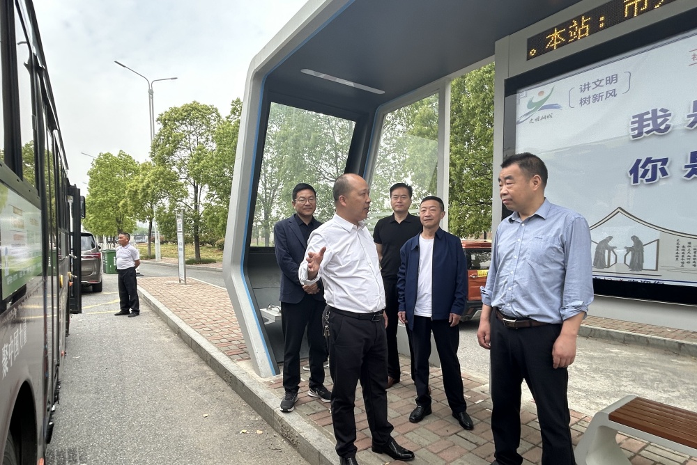 張先伍一行在市醫(yī)院公交站調(diào)研.jpg