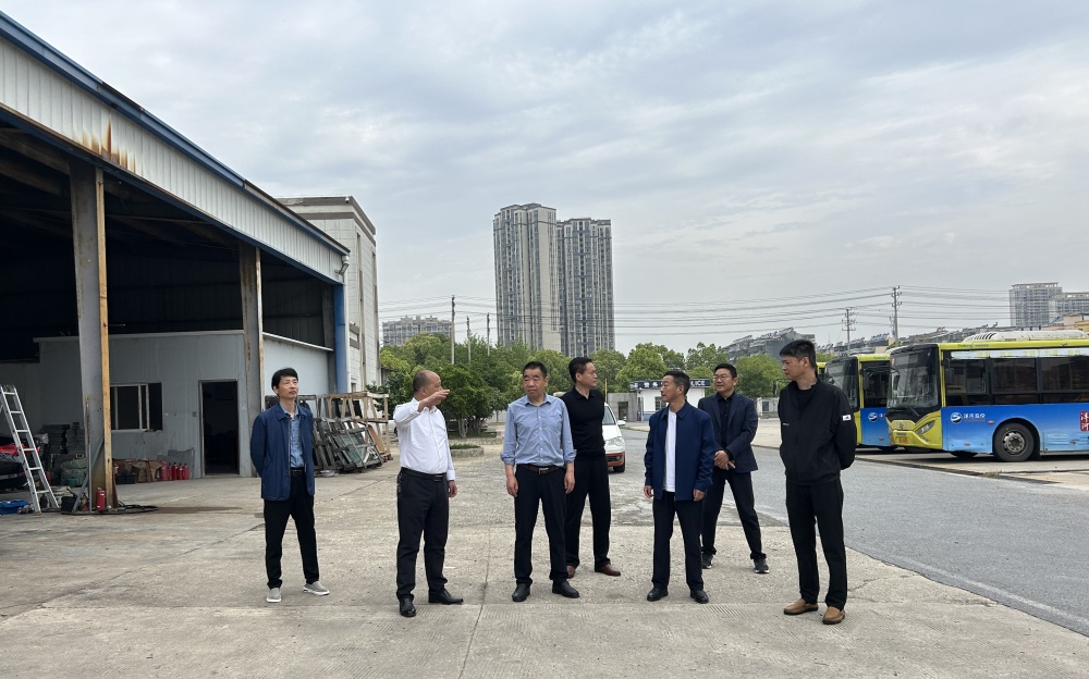 張先伍一行在安桐公交公司調(diào)研.jpg