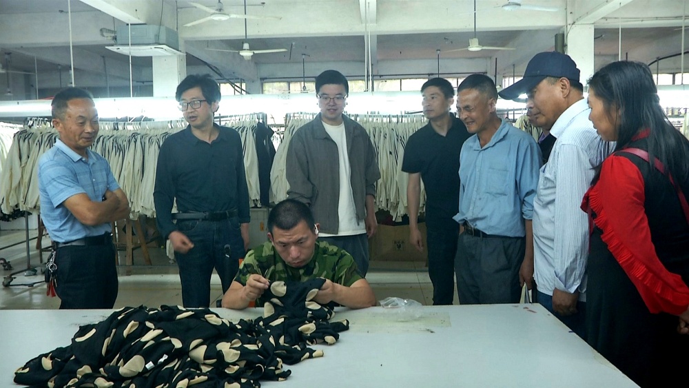 圖為在制衣廠參觀(1).jpg