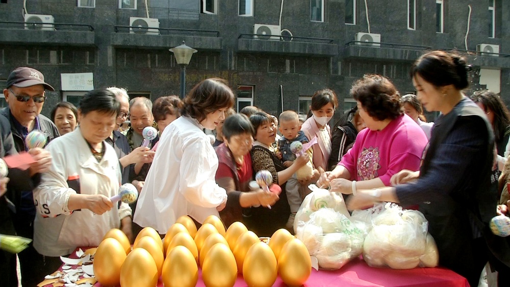 圖為 發(fā)放饅頭 砸金蛋現(xiàn)場2(1).jpg
