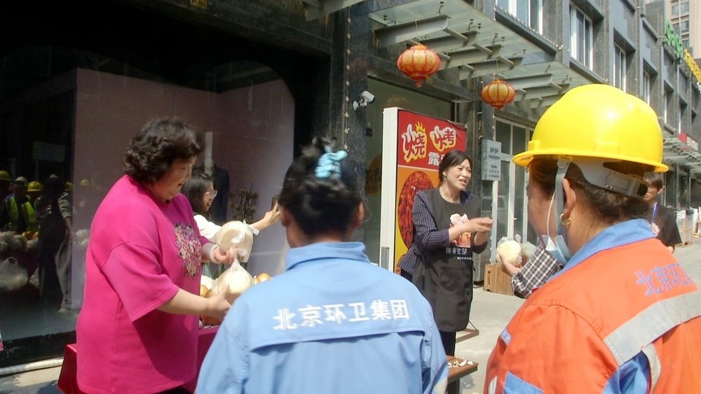 圖為 給環(huán)衛(wèi)工人發(fā)放饅頭(1).jpg