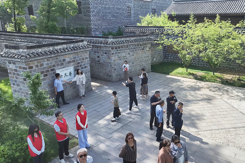 3、游客在六尺巷前打卡拍照_副本_副本.jpg