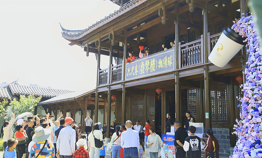 2、六尺巷文化街區(qū)新推出的拋繡球節(jié)目，吸引眾多游客拍照打卡。_副本.jpg