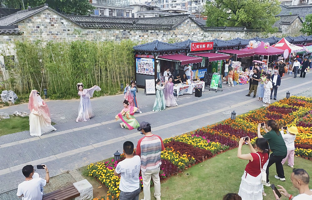 1、六尺巷文化街區(qū)新推出的漢服表演，吸引眾多游客拍照打卡。_副本.jpg