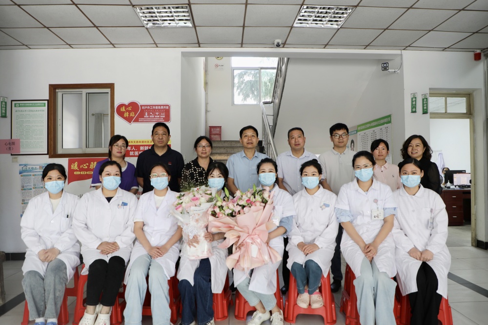圖為慰問文昌街道社區(qū)服務中心.jpg
