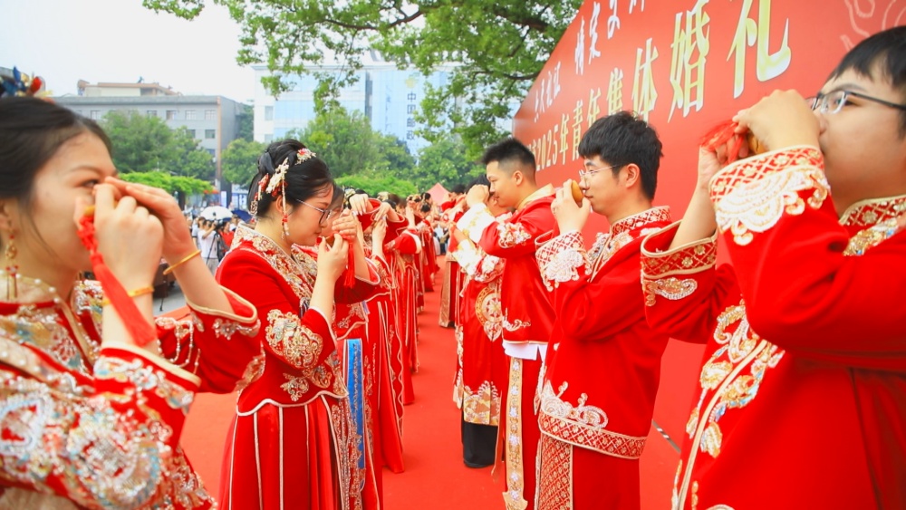 圖為新人們喝合巹酒環(huán)節(jié).jpg