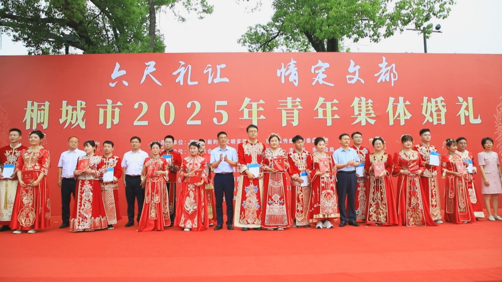 圖為參加活動的領(lǐng)導(dǎo)向新人們贈書后合影.jpg