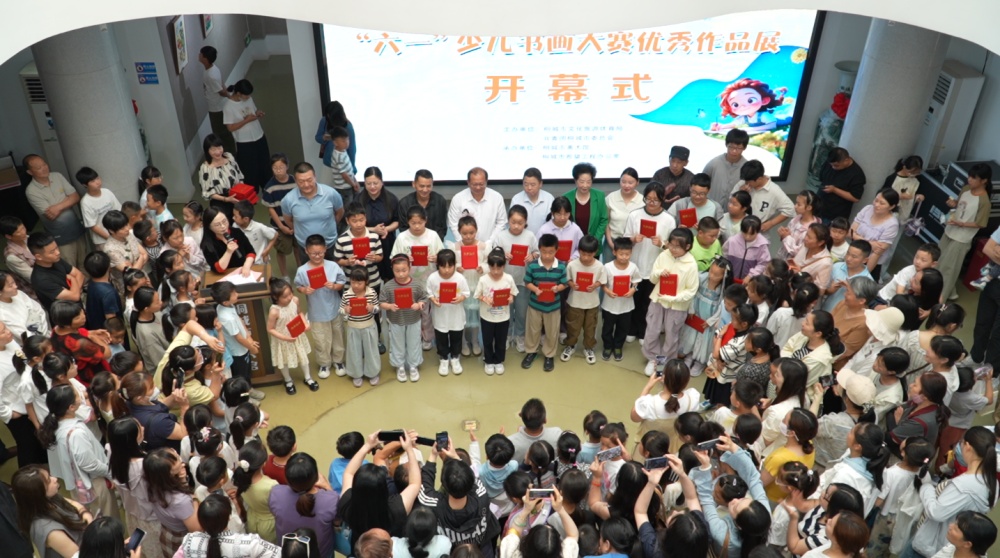 我市第八屆“六一”少兒書畫大賽獲獎作品展開展1.jpg