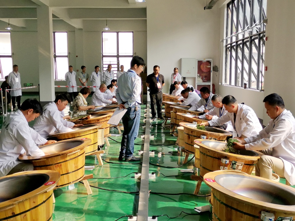 茶葉加工現(xiàn)場(chǎng)3.jpg