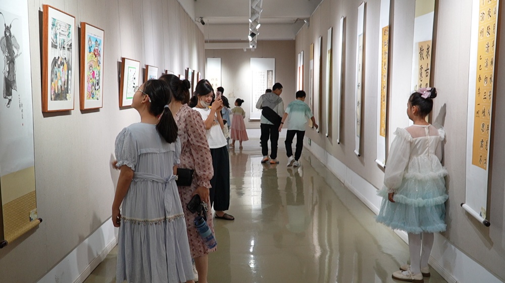 我市第八屆“六一”少兒書畫大賽獲獎作品展開展3.jpg