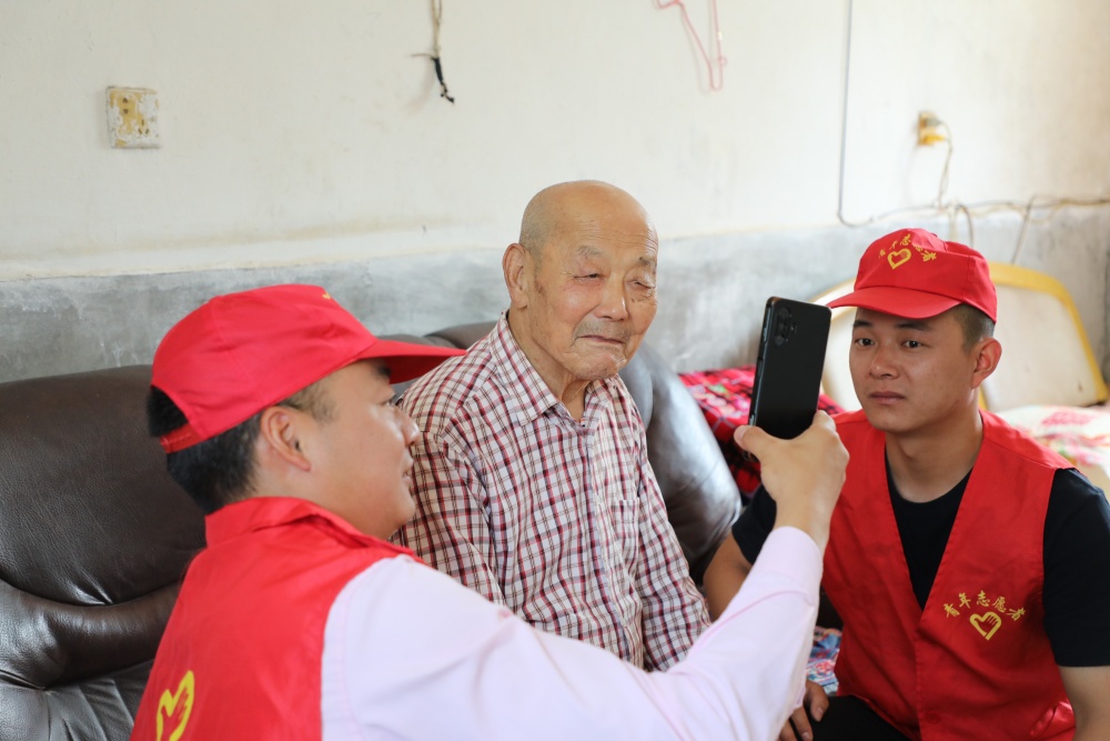 圖為志愿者上門為老人辦理養(yǎng)老金待遇資格認(rèn)證.JPG