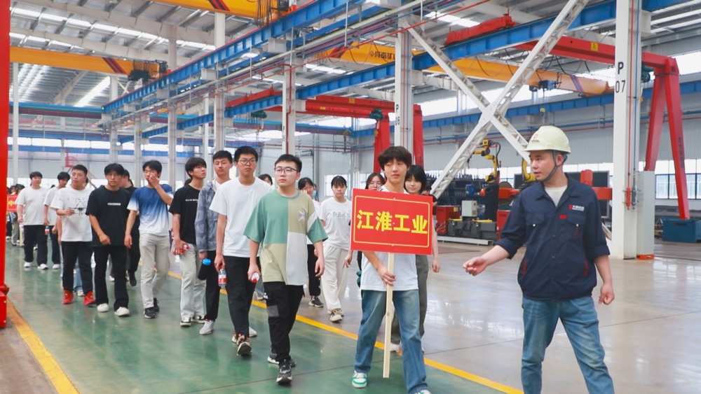 圖為學(xué)生們?cè)诎不沾蠖χ悄苎b備有限公司參觀1.jpg