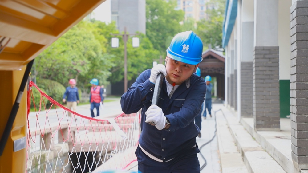 圖為桐城供電公司工作人員正在桐中考點為應(yīng)急電源車鋪設(shè)電纜1.jpg