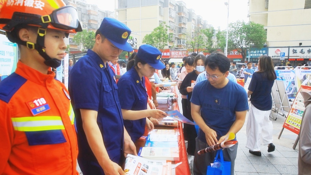 圖為活動(dòng)現(xiàn)場各單位工作人員正在向過往市民發(fā)放安全生產(chǎn)宣傳單頁并介紹安全生產(chǎn)知識.jpg