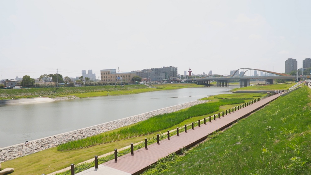 圖為龍眠河幸福河湖建設(shè)項目彩虹橋建成段實景.jpg