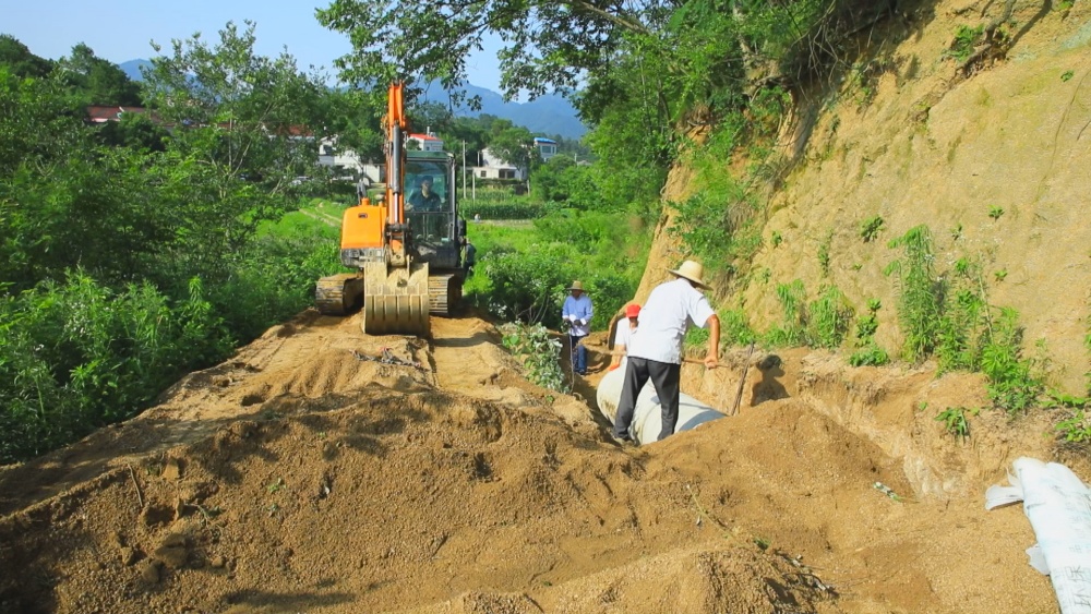 圖為大關(guān)鎮(zhèn)臺莊村何沖組道路硬化工程現(xiàn)場1.jpg