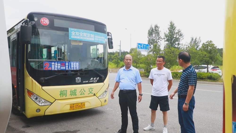 圖為市交通運輸局在2路公交市人民醫(yī)院站走訪..jpg