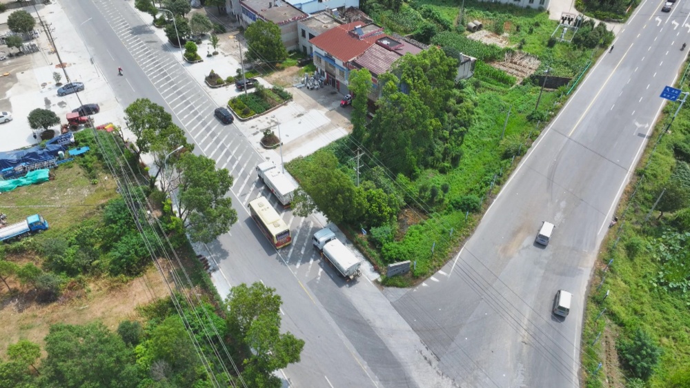 圖為新開通的2路公交專線極大方便了群眾出行<div   id=