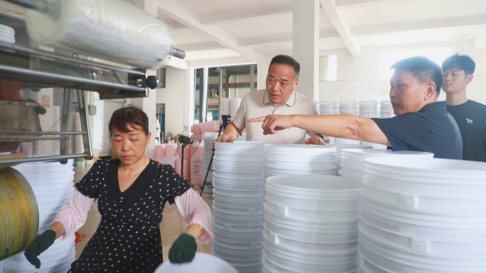 圖為市發(fā)改委調(diào)研組在企業(yè)走訪調(diào)研1。.jpg
