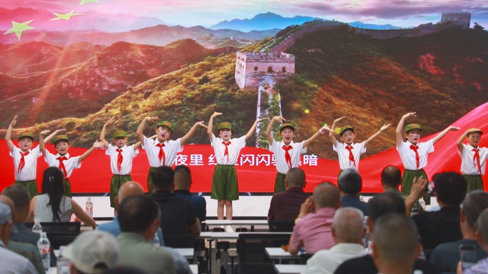 圖為少年兒童為現(xiàn)場退役軍人帶來文藝表演《紅星閃閃》.jpg