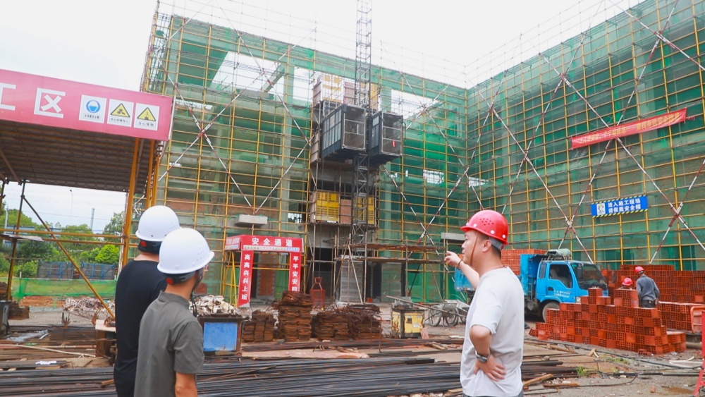 圖為金神鎮(zhèn)經(jīng)發(fā)辦工作人員在項(xiàng)目建設(shè)現(xiàn)場走訪.jpg