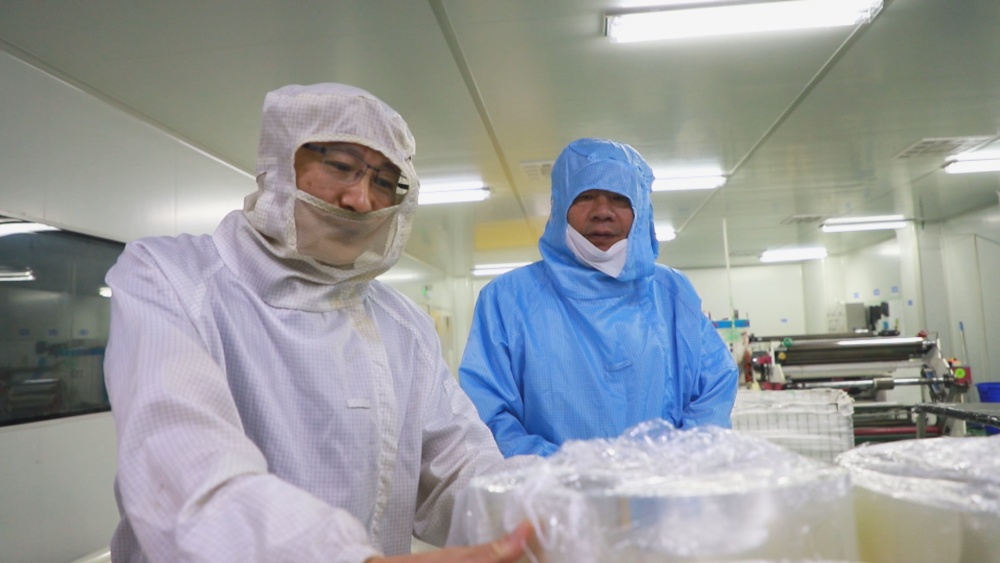 圖為市企業(yè)服務(wù)中心工作人員正在安徽省六麥新材料科技有限公司走訪調(diào)研.jpg