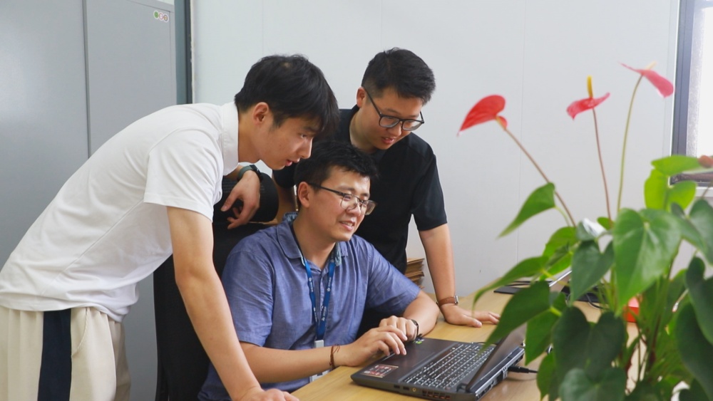 圖為桐城國軒新入職的博士江家男正在和幾位同事忙著研發(fā)新的產(chǎn)品<div   id=