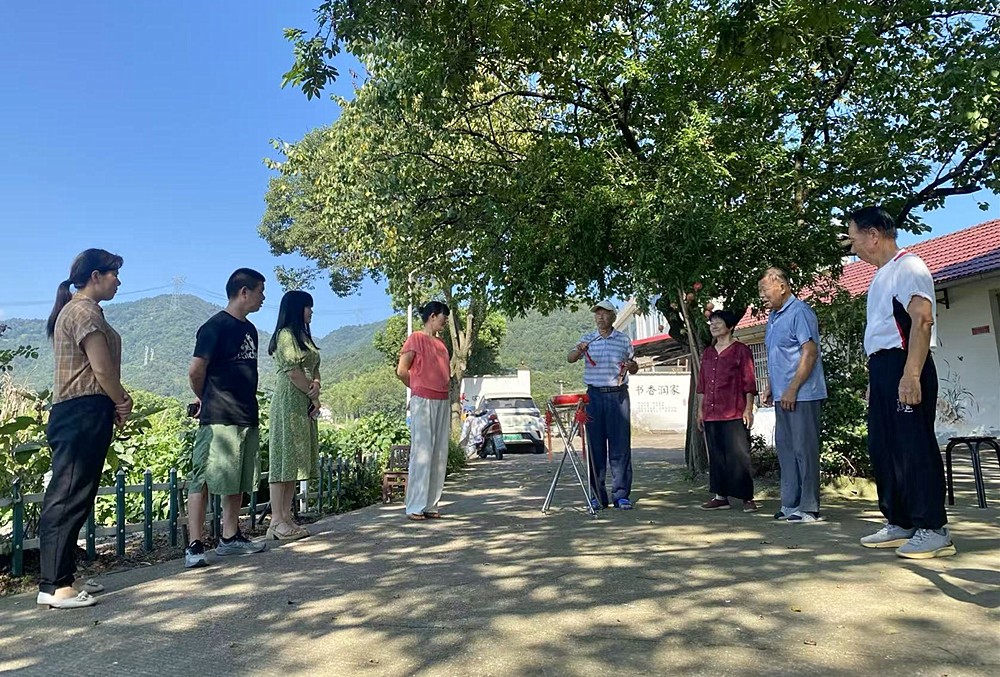 非遺傳承人為村民進行表演_副本.jpg