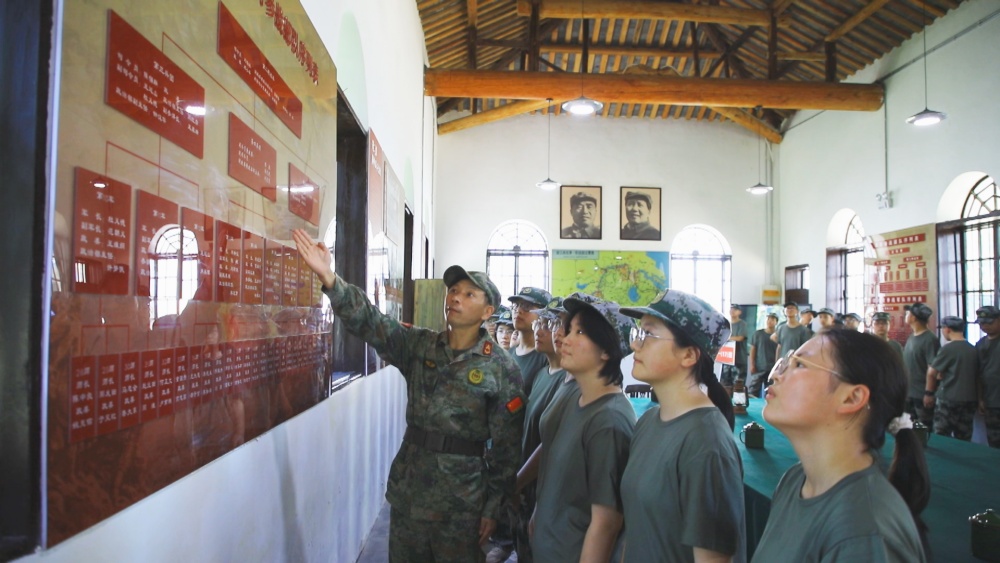 圖為新生在渡江戰(zhàn)役二野司令部舊址參觀學(xué)習(xí)<div   id=