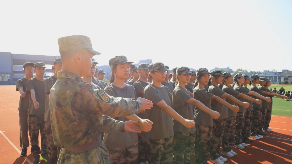 圖為桐城中學(xué)新生軍訓(xùn)現(xiàn)場(chǎng)1。.jpg