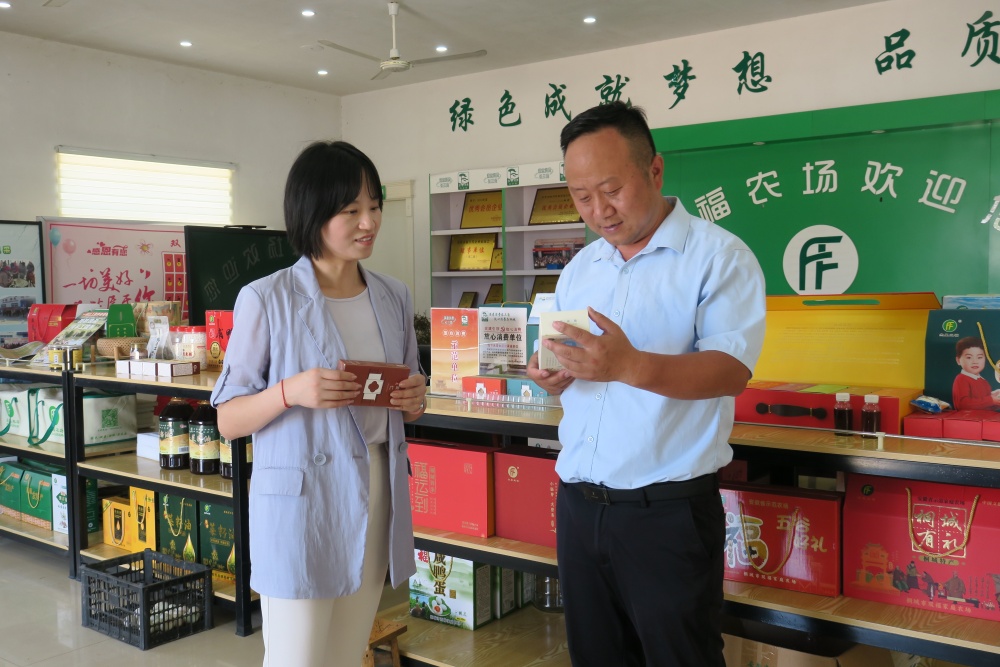 桐城市郵政分公司副總經(jīng)理黃麗麗上門服務(wù)，了解產(chǎn)品.JPG