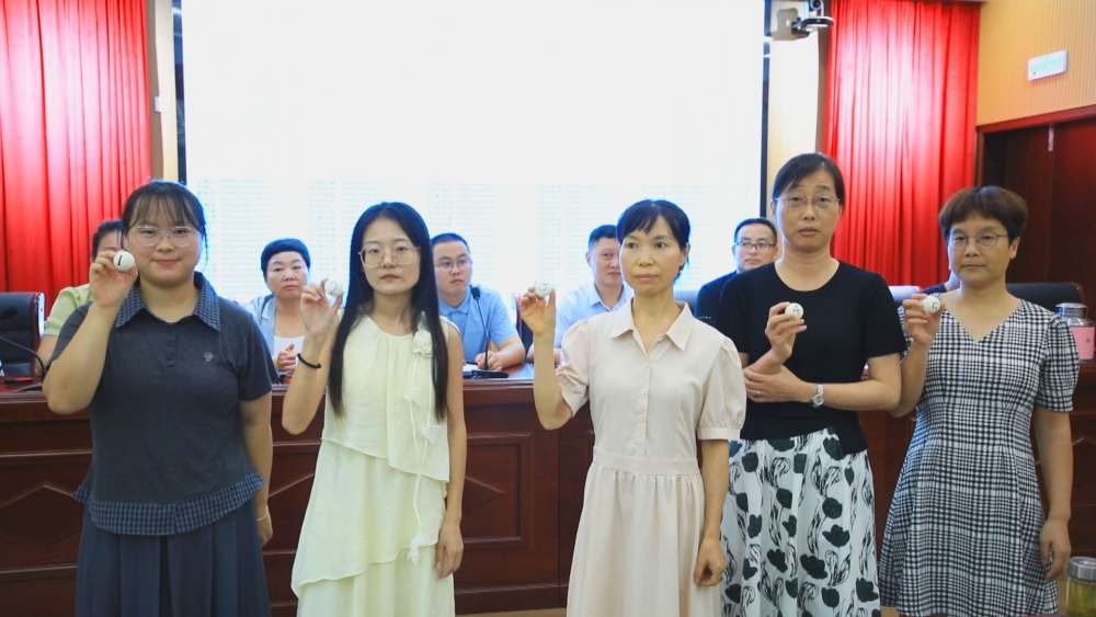 圖為抽簽確定各班班主任及教師現(xiàn)場(chǎng)..jpg