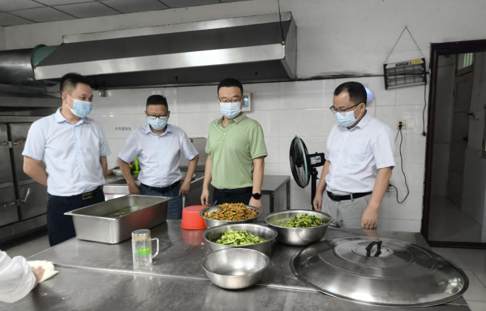 圖2呂亭鎮(zhèn)食品安全包保責(zé)任人前往鎮(zhèn)轄區(qū)學(xué)校檢查食品衛(wèi)生安全落實情況_副本.png